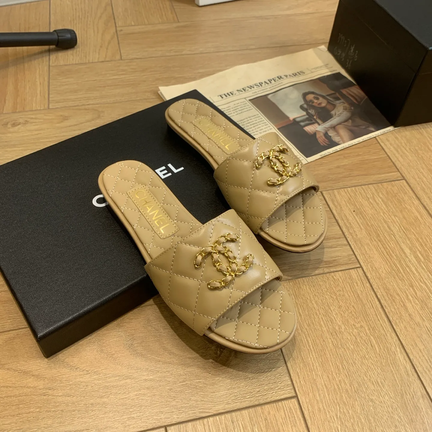 👟👟Ex-factory price 500👟👟 🍀Chanel Xiaoxiang 25ss new lazy double C-buckle slippers. Versatile, slimming and elegant slippers. A slipper with great appearance. It looks great with any combination! Lazy slippers are worth recommending. Calfskin upper, mixed sheepskin lining, Italian genuine leather outsole. Size: 35-41 (40 and 41 customized, non-refundable) 👉
